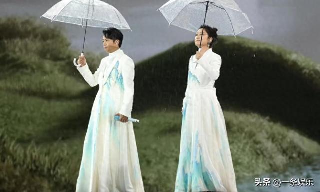 被玲花“咬碎后槽牙”的表情刷屏：有一种绝版友谊，叫凤凰传奇