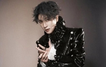 薛之谦暴雨一跪：娱乐圈最贵的膝盖和最真的心