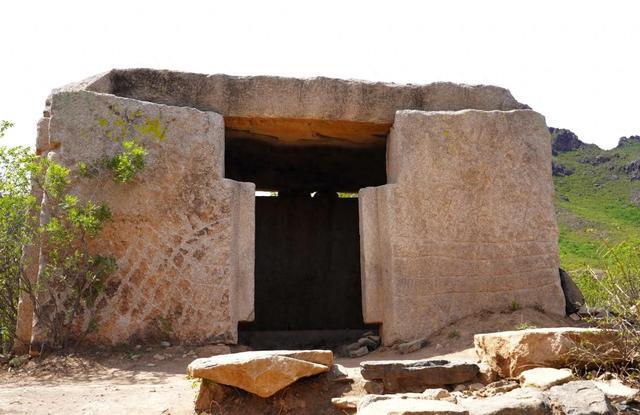 辽宁“神秘古墓”，3000年前的人竟被石房子压住，怎么回事？