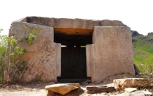 辽宁“神秘古墓”，3000年前的人竟被石房子压住，怎么回事？