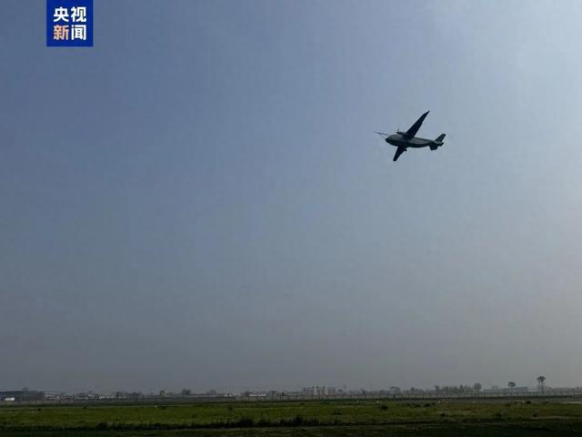 我国首款、全球最大！“长鹰-8”无人机在郑州上街机场成功首飞，总师连说7个“非常好”!