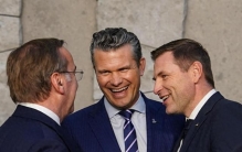 美以打伊朗前，美防长经纪人试图大投军工基金？