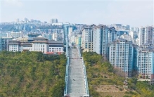 约八十层楼高的山城大扶梯，解决百姓出行难题