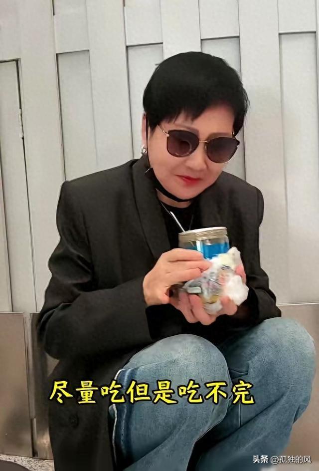 别再劝明星装体面了！63岁张凯丽机场一幕，撕开娱乐圈最真实一面