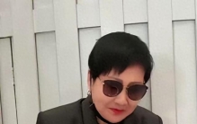 别再劝明星装体面了！63岁张凯丽机场一幕，撕开娱乐圈最真实一面