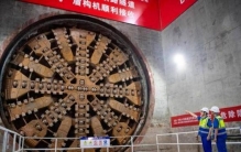 据央视新闻报道，长江水下89米处，世界最大直径高铁盾构机加速掘进，站在内部可见其五层楼高，将打通14公里江底隧道穿越长江