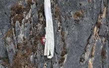 “飞翔”失败之后一名翼装飞行者挂在禄劝“望天崖”上惊心5小时