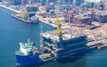 别再吹“基建狂魔”！这座全球最大平台，藏着没人敢说的真相