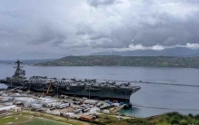 福特号困旅游城，百万美元床垫当救急，全球最贵航母何时能返战场