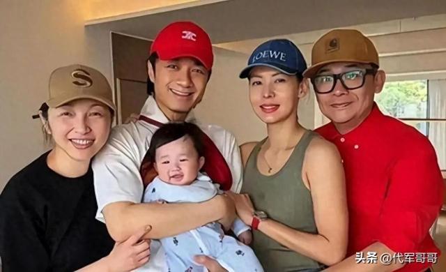 53岁古巨基近况曝光！娶大4岁陈韵晴生两个儿子，如今婚姻很幸福