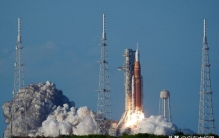 美国载人飞船绕月背，人类迈向深空的每一步都算数