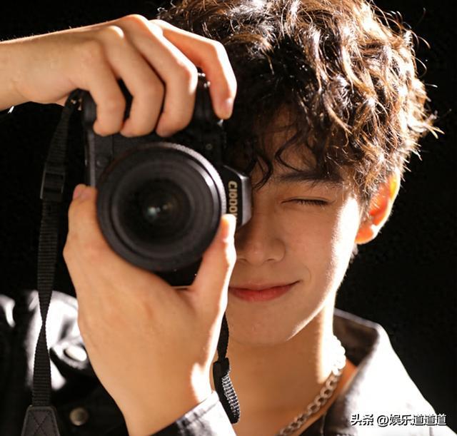 金靖说明显感觉到张凌赫太火了