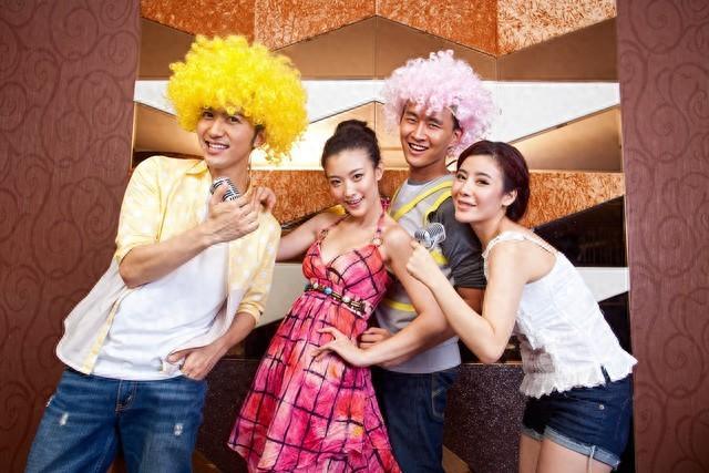 聚光灯外的黯然转身：娱乐圈的浮沉与人情冷暖