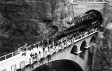 世界最大！邓小平盛赞创造历史！“一线天”桥背后，藏着中南实力！