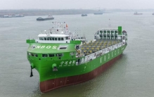 中国首艘世界最大纯电动智能集装箱海船交付