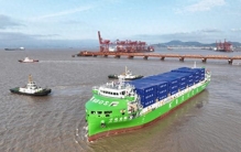 全球最大万吨级纯电动智能集装箱船从宁波舟山港首航