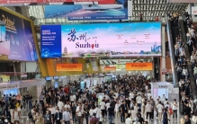 机器人擂台打到广交会：追觅放机械臂涮肉，智元亮出家用野心