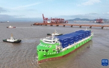 全球最大万吨级纯电动智能集装箱海船从宁波舟山港首航