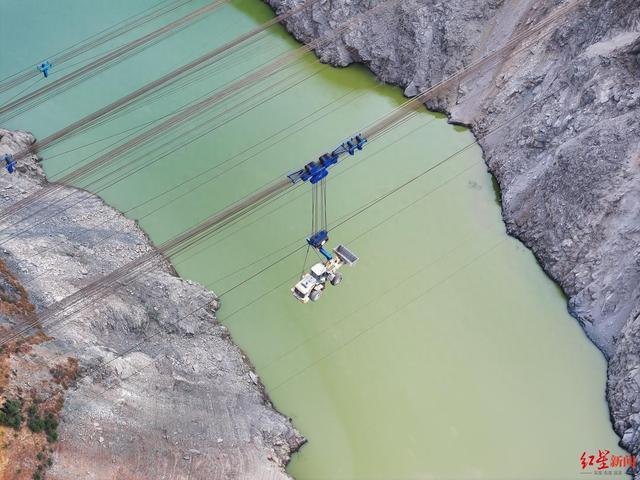 世界最大跨度无塔悬索桥上演“空中芭蕾” 理塘河特大桥4套60吨缆索吊系统布置完成