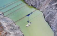 世界最大跨度无塔悬索桥上演“空中芭蕾” 理塘河特大桥4套60吨缆索吊系统布置完成