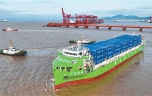 全球最大纯电动智能集装箱海船首航