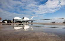 捂了5天终于承认！美军16亿最贵无人机坠毁，波斯湾成天价坟场