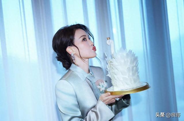 五十岁清醒活着，舒淇直面时光，从容破局，告别年龄焦虑