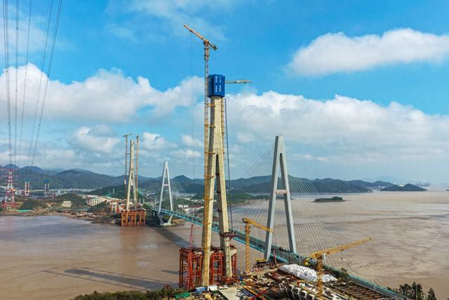 “世界之最” 大桥进度+1！海岛人民在线云监工：“脊梁”突破 200 米
