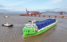 镜观中国·新华社国内新闻照片一周精选丨全球最大万吨级纯电动智能集装箱海船从宁波舟山港首航