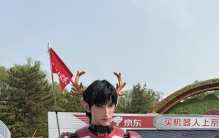 全球首个最高、最大的6米超仿真人形机器人亮相亦庄半马，跑友争相合影成打卡地标