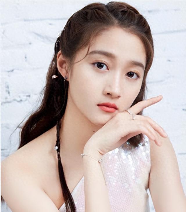 深夜泡酒吧、全身整容、恋情曝光，这个周末的娱乐圈，真热闹