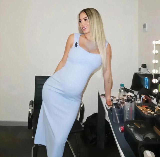 卡里乌斯妻子性感孕肚照引热议，魅力不减反增