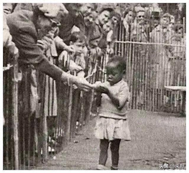 别被浪漫骗了！1905年巴黎人类动物园，是白人至上最赤裸的暴行