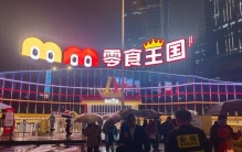 火到停售！被吉尼斯世界纪录认证！记者实探“全球最大零食店”——