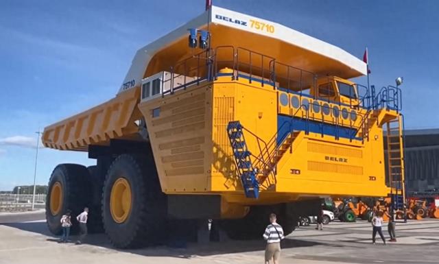 全球十大超长卡车盘点：最长80米，司机转个弯都像开航母