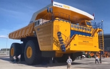 全球十大超长卡车盘点：最长80米，司机转个弯都像开航母