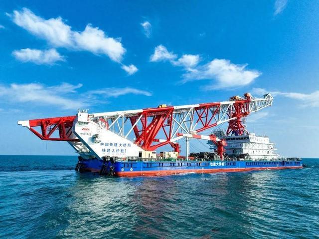 刷新三项世界纪录！全球最高打桩船藏着“舟山精度”