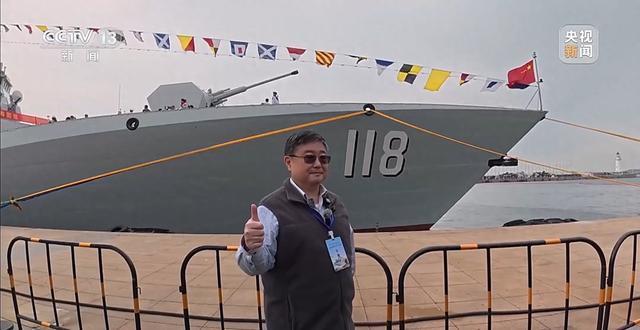 新闻周刊丨登舰参观后 来自台湾的他写下“两岸一家亲”