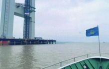 世界最高悬索桥南主塔主索鞍顺利完成吊装