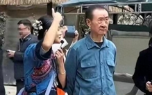 跌到100亿不跑路，王健林真硬