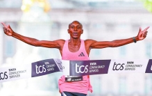 见证历史！马拉松世界纪录首次突破2小时