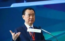 顶不住了？72岁王健林被逼到崩溃，6000亿负债，连利息都快付不起