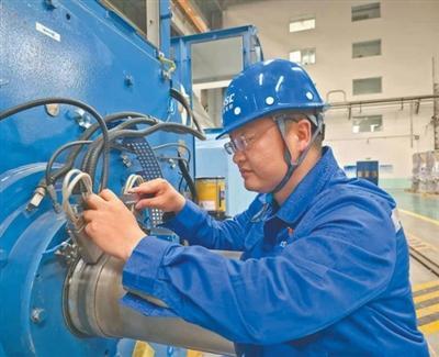 放弃主任设计师岗位，他为何到车间一线“自找苦吃”？