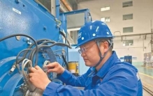 放弃主任设计师岗位，他为何到车间一线“自找苦吃”？