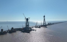 世界最长跨海高铁大桥建设重要突破 杭州湾跨海铁路大桥南航道桥首座主塔封顶