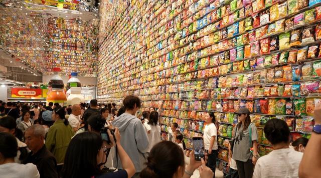 “五一”不卖货的全球最大零食店为何赢了人心？