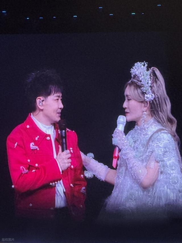 谢娜演唱会格局拉满！半个娱乐圈扎堆助阵，人缘好真不靠圆滑