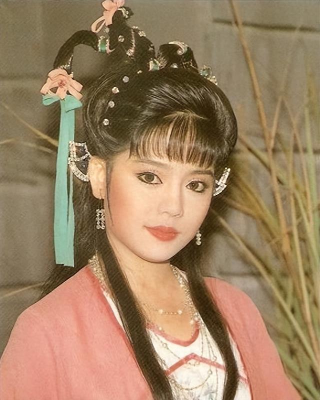 十二年母乳，十五年同床！狄莺荒唐母爱，毁掉26岁星二代一生