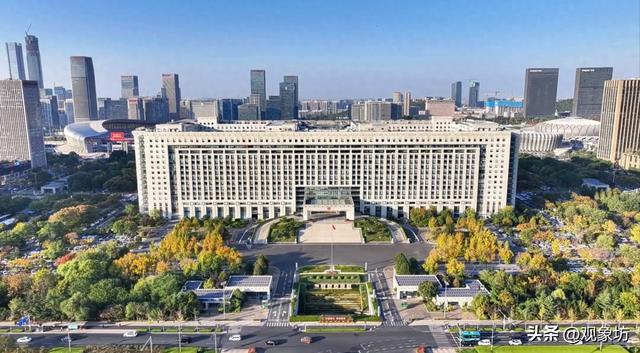 世界上最大的政府大楼在济南，相当于30个足球场，是白宫的3倍