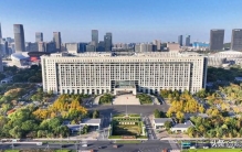 世界上最大的政府大楼在济南，相当于30个足球场，是白宫的3倍